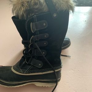 Size 8 Sorel winter boots.